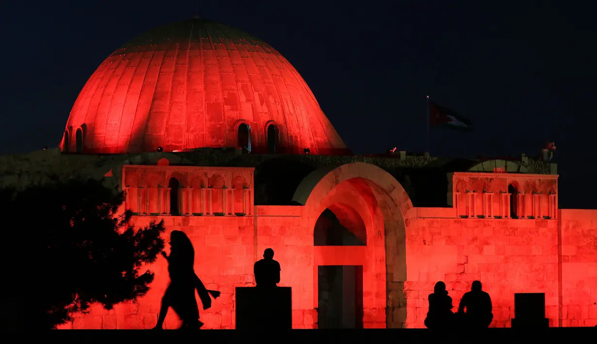 Kuil Hercules berhias lampu berwarna merah untuk menandai Hari Inklusi di Amman, Yordania, Jumat (20/7). Lebih dari 170 landmark di seluruh dunia diterangi warna merah untuk memperingati Hari Inklusi. (Khalil Mazraawi/Light Up For Inclusion/AFP-Services)