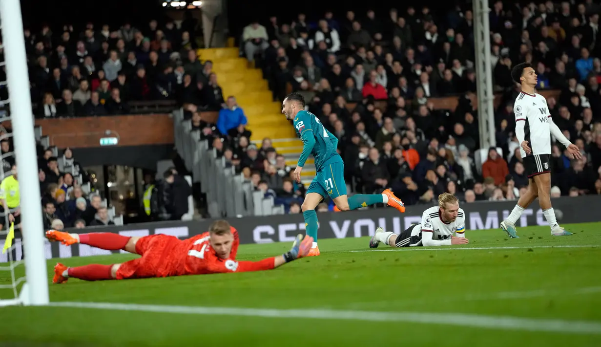 Pemain Wolverhampton Wanderers Pablo Sarabia (tengah) merayakan setelah mencetak gol ke gawang Fulham pada pertandingan sepak bola Liga Inggris di Stadion Craven Cottage, London, Inggris, 24 Februari 2023. Pertandingan berakhir imbang 1-1. (AP Photo/Kirsty Wigglesworth)