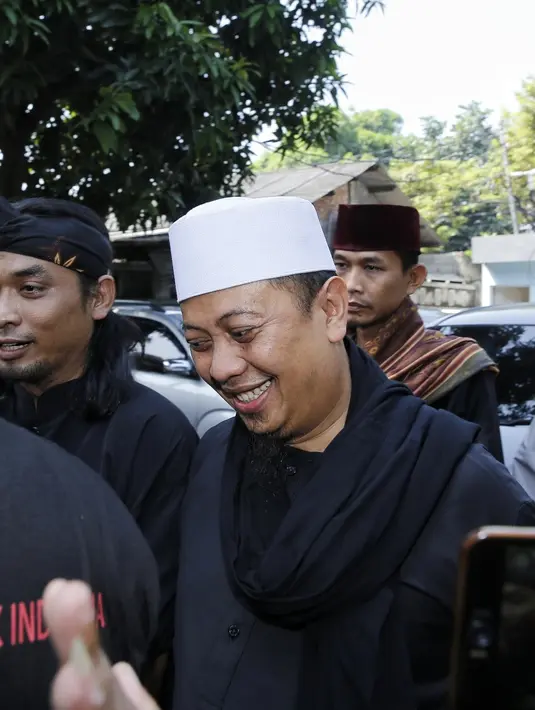 Penyanyi religi itu tiba di pengadilan sekitar pukul 08.30 WIB. Dengan mengenakan pakaian warna gelap dan peci putih di kepalanya. (Adrian Putra/Bintang.com)