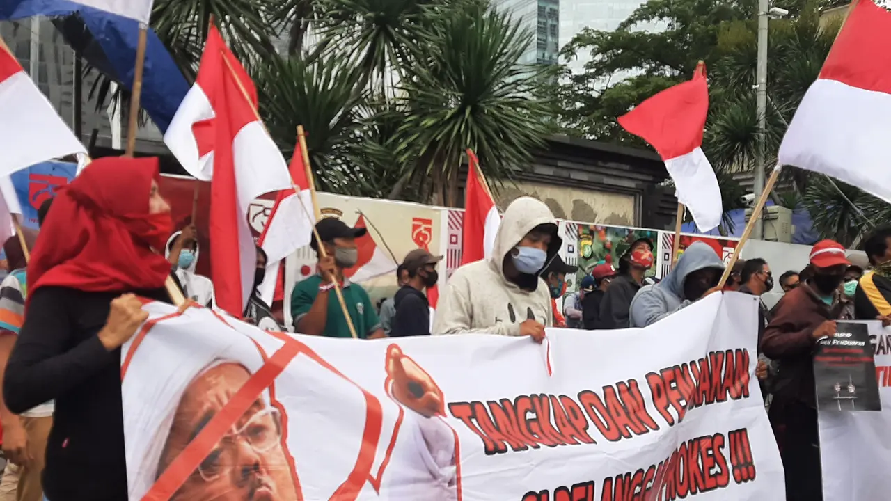 Massa mengatasnamakan Aliansi Anak Bangsa Cinta Kedamaian menuntut kepolisian mengusut tuntas pelanggaran protokol kesehatan yang diduga dilakukan Rizieq Shihab.
