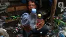 Pria asal Banjarnegara, Karno (56) memperlihatkan sampah botol plastik di lapak miliknya di wilayah Kebon Jeruk, Jakarta Barat, Jumat (21/7/2023). (Liputan6.com/Angga Yuniar)