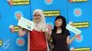 Sejumlah Cinemaholic bergaya di photo booth dengan berbagai aksesoris jelang menyaksikan film Minions di Blitz Megaplex Paris Van Java, Bandung, Sabtu (27/6/2015). (Liputan6.com/Helmi Afandi)