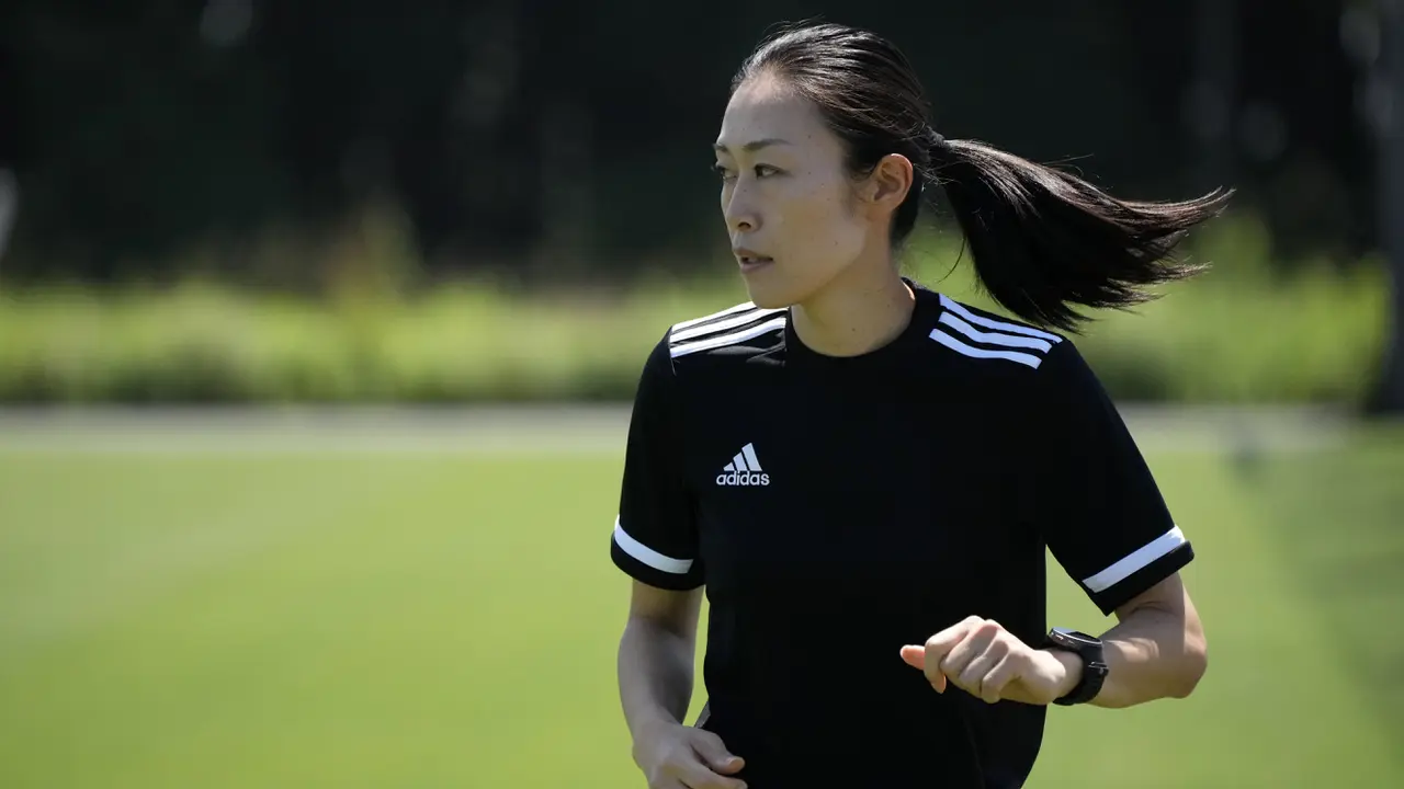 Foto: Yoshimi Yamashita, Satu dari Tiga Wasit Perempuan yang akan Pimpin Laga di Piala Dunia 2022 Qatar
