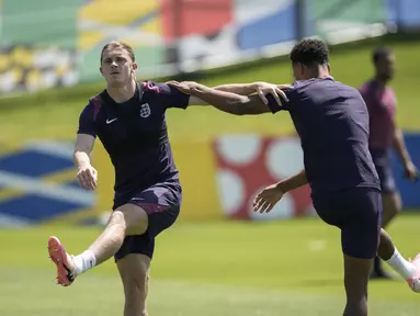 Gelandang Inggris Conor Gallagher (kiri) mengikuti sesi Latihan menjelang semifinal Euro 2024 di Blankenhain, Jerman, Selasa (9/7/2024). (AP Photo/Thanassis Stavrakis)