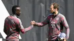 Bek Bayern Munchen Daley Blind (kanan) menyambut rekan setimnya Sadio Mane (kiri) pada awal sesi latihan menjelang perempat final Liga Champions menghadapi Manchester City di Munich, Jerman bagian selatan, Senin (10/4/2023). (Photo by Christof STACHE / AFP)