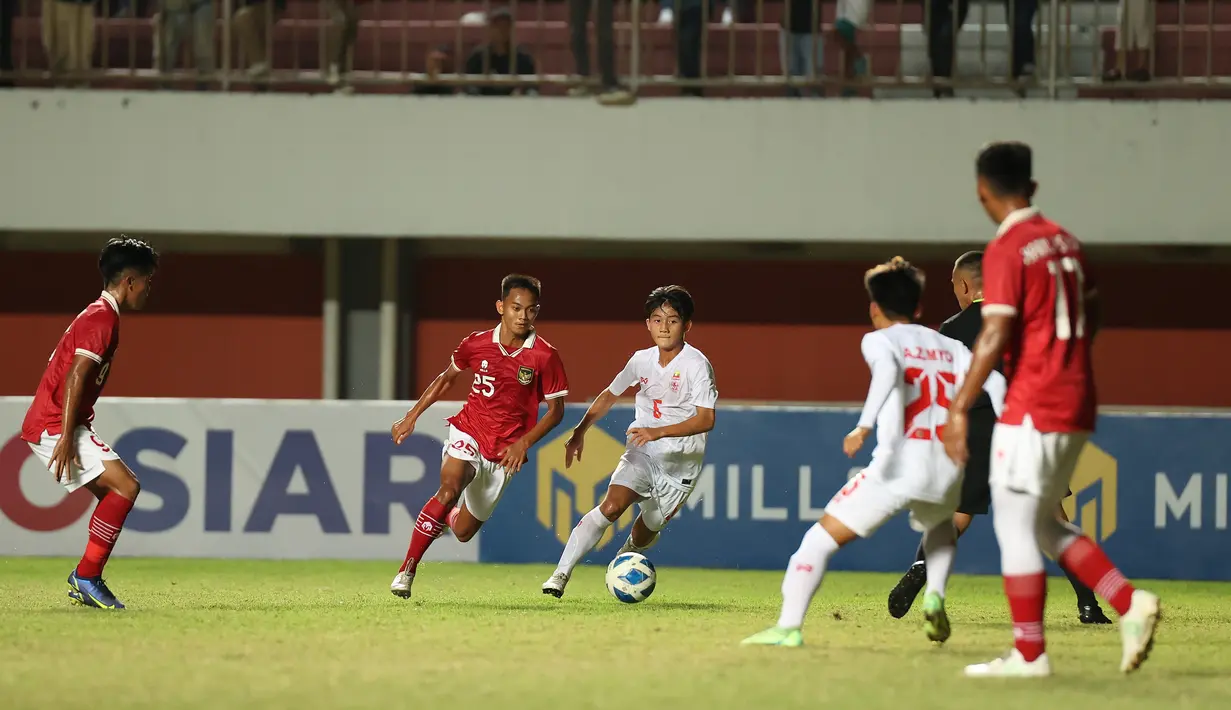 Gelandang Timnas Indonesia U-16, Muhammad Riski Afrisal membawa bola dari kejaran pemain Myanmar, Han Tun Zaw pada pertandingan semifinal Piala AFF U-16 2022 di Stadion Maguwoharjo, Sleman, Rabu (10/8/2022). Timnas Indonesia U-16 menang lewat adu penalti atas Myanmar 6-5 (1-1). (Foto:Dok PSSI)