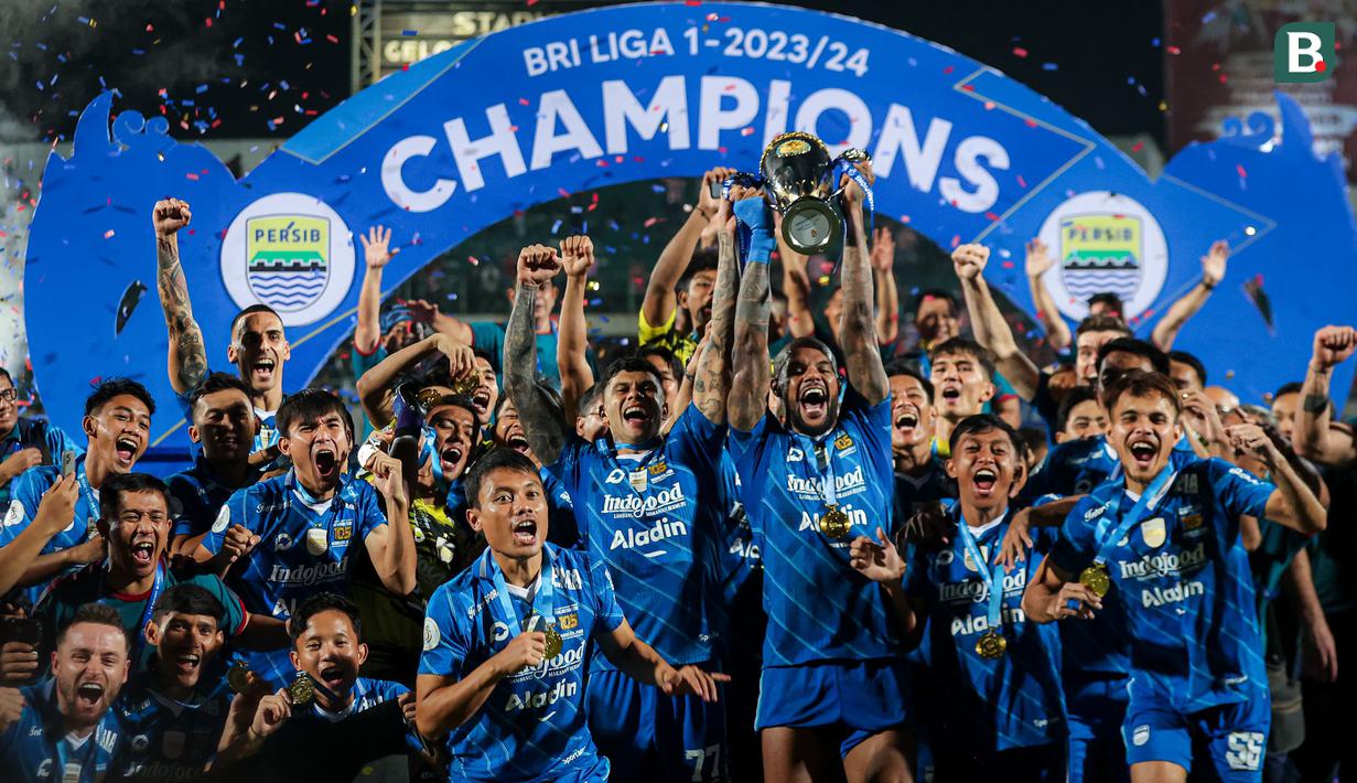 Keberhasilan Persib Bandung menjuarai BRI Liga 1 2023/2024 menjadi gelar ke-8 secara keseluruhan di kasta tertinggi sepak bola Indonesia, sekaligus gelar ketiga di era Liga Indonesia. Setelah terakhir kali menjadi juara Liga Indonesia pada 2014, kini Maung Bandung kembali merebutnya setelah satu dekade berlalu. Meraih dua kemenangan atas Madura United dalam dua leg final Championship Series menjadi bukti ketangguhan Maung Bandung musim ini di BRI Liga 1 2023/2024. (Bola.com/Bagaskara Lazuardi)