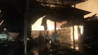 Petugas Damkar Kabupaten Cirebon berusaha memadamkan api yang membakar pabrik rotan. (Ist)