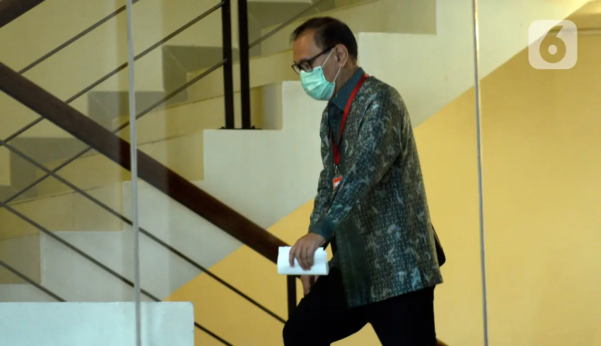 Mantan Menteri Keuangan Agus Martowardojo menuju ruang pemeriksaan di gedung KPK, Jakarta, Kamis (25/6/2020). Agus Martowardojo diperiksa sebagai saksi untuk Dirut PT Sandipala Arthaputra, Paulus Tannos dalam kasus dugaan dalam kasus dugaan korupsi proyek KTP Elektronik. (merdeka.com/Dwi Narwoko)