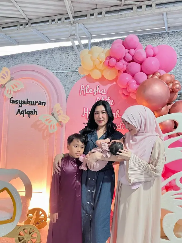 6 Potret Ibunda Larissa Chou Momong Baby Alesha Sang Cucu, Dipuji Awet Muda