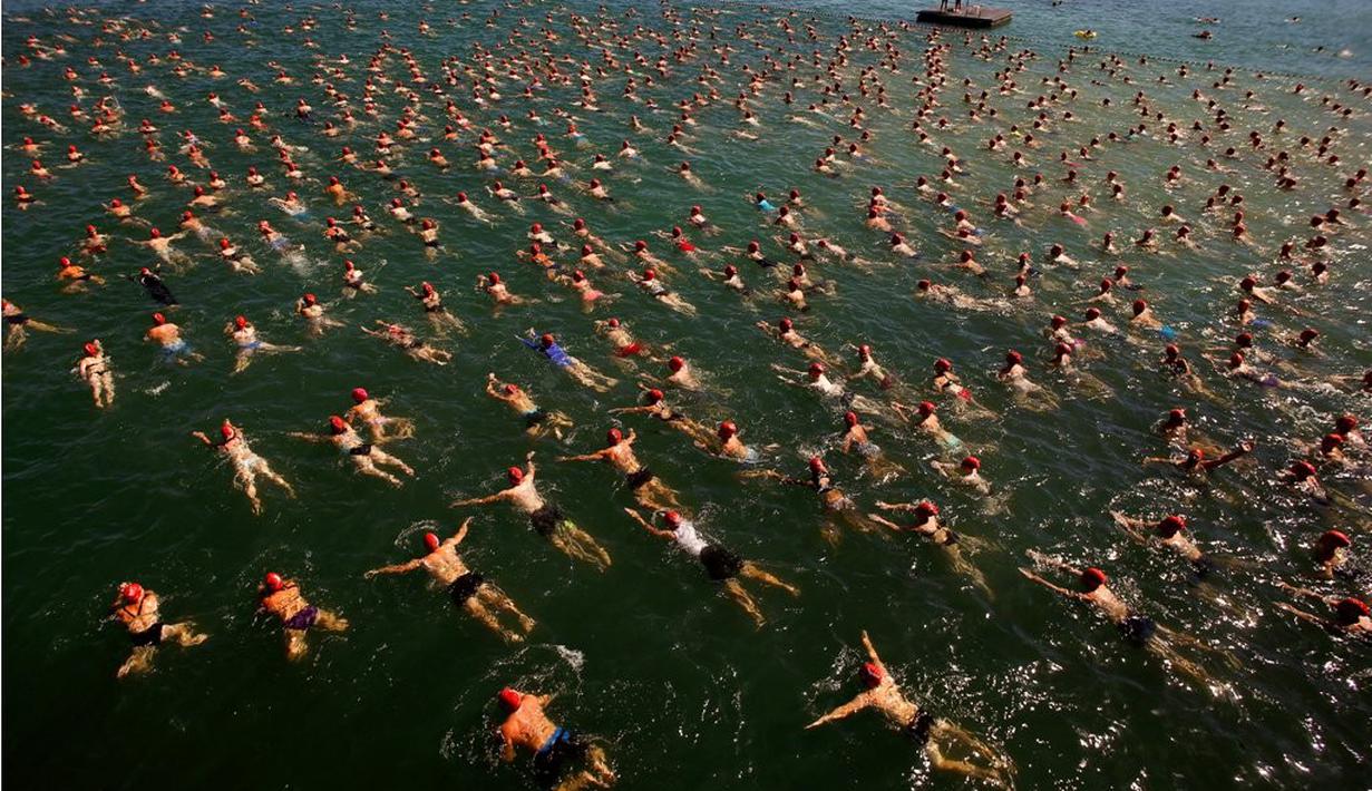  Para perenang beraksi dalam lomba renang tahunan melintasi Danau Zurich sepanjang 1500 meter di Zurich, Swiss, (24/8/2016). (Reuters/Arnd Wiegmann)