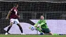 Pemain Torino Etrit Berisha meraih bola saat melawan AC Milan pada pertandingan sepak bola Serie A di Olimpico Grande Torino Stadium, Turin, Italia, 10 April 2022. Pertandingan berakhir tanpa gol. (Fabio Ferrari/LaPresse via AP)