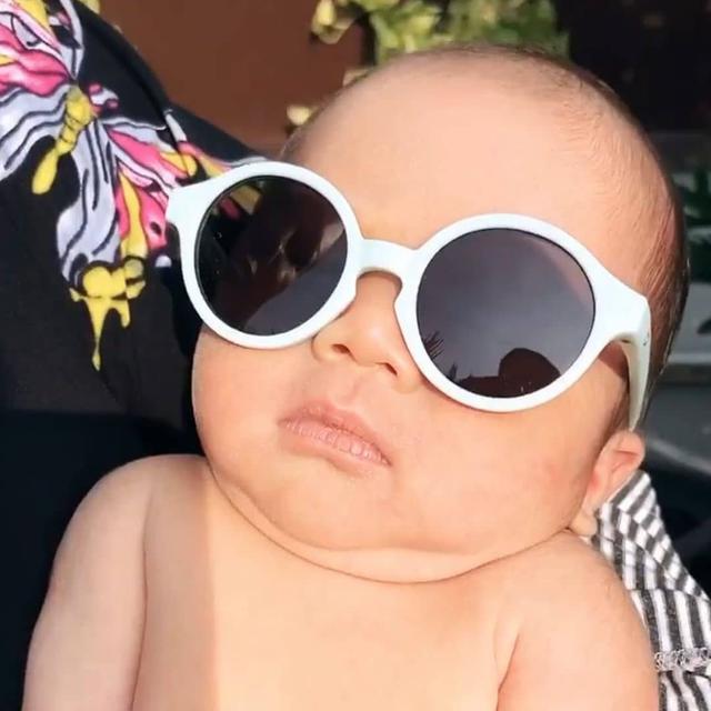 6 Potret Baby Keene Atharrazka Berjemur Pakai Kacamata, Bikin Gemas