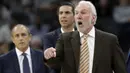 Pelatih San Antonio Spurs, Gregg Popovich memberikan arahan kepada timnya saat melawan Warriors pada laga NBA basketball game di AT&T Center, San Antonio, (2/11/2017) waktu setempat. Warriors menang 112-92. (AP/Eric Gay)