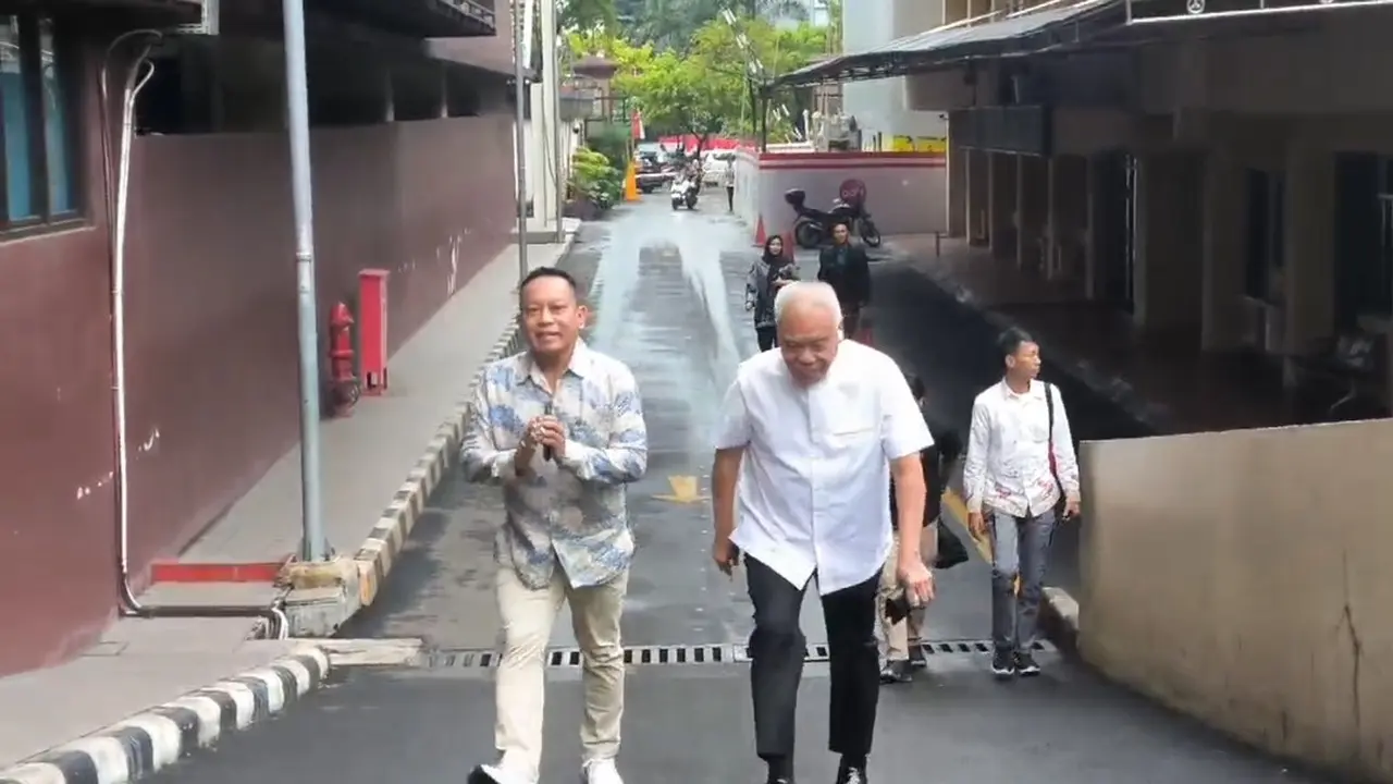 Ketua Harian PP PBSI, Tirta Juwana Darmadji alias Alex Tirta kembali memenuhi panggilan pemeriksaan kasus dugaan pemerasan Ketua KPK non-aktif, Firli Bahuri dalam penanganan korupsi pada Kementan 2021, Jumat, (1/12/2023).