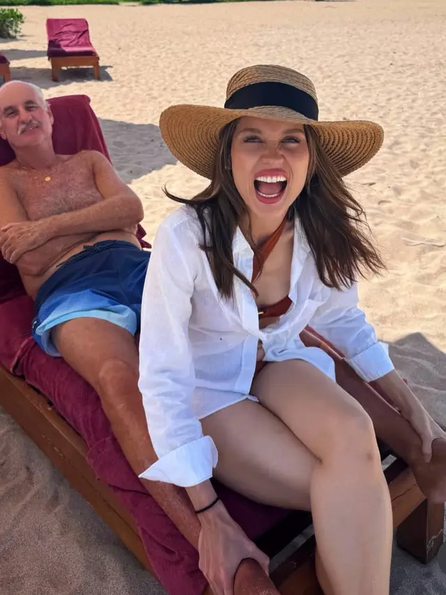 Cinta Laura saat di pantai dengan Orangtuanya Bali. [@claurakiehl]