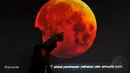 Seorang petugas menerangkan gambaran proses gerhana bulan total di Planetarium Taman Ismail Marzuki, Jakarta, (8/10/14).(Liputan6.com/Johan Tallo) 