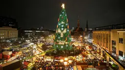 Pohon Natal ini terbuat dari lebih dari 1.000 pohon cemara merah. (AP Photo/Martin Meissner)