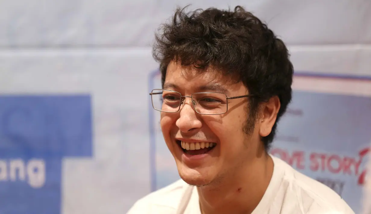 Saat menjalani syuting di Swiss, Dimas dan para pemain lain serta kru harus menahan dingin akibat cuaca ekstrem. Hal itu yang membuat aktor 28 tahun itu menjadikan tantangan tersendiri. (Nurwahyunan/Bintang.com)