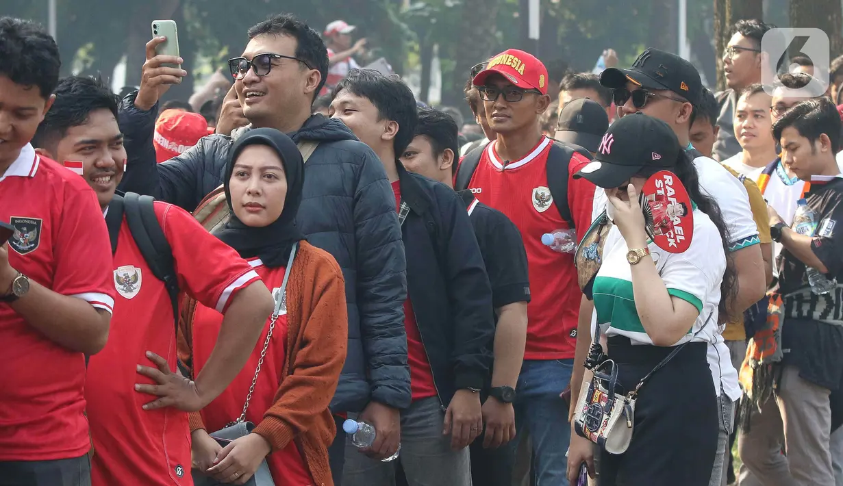 Mereka datang untuk menyaksikan langsung permainan timnas Indonesia melawan Irak. (Liputan6.com/Herman Zakharia)