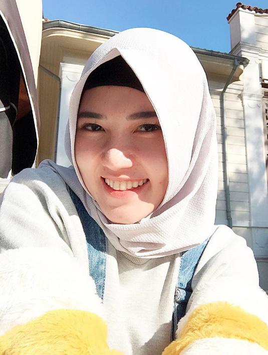 FOTO: Gaya Via Vallen Tampil dengan Hijab Warna Putih ...