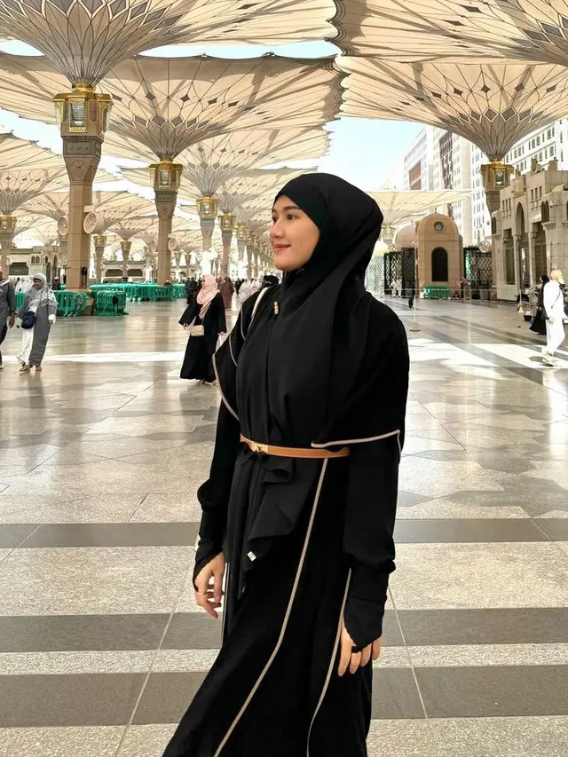 Penampilan Erina Gudono Saat Umrah Bersama Kaesang. [@erinagudono]