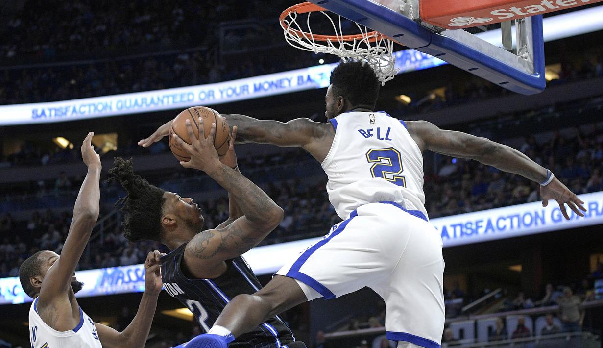 Pebasket Golden State Warriors, Kevin Durant dan Jordan Bell, menghadang pebasket Orlando Magic, Elfrid Payton, pada laga NBA di Stadion Amway Center, Sabtu (2/12/2017). Warriors menang 133-113 atas Magic. (AP/Phelan M. Ebenhack)