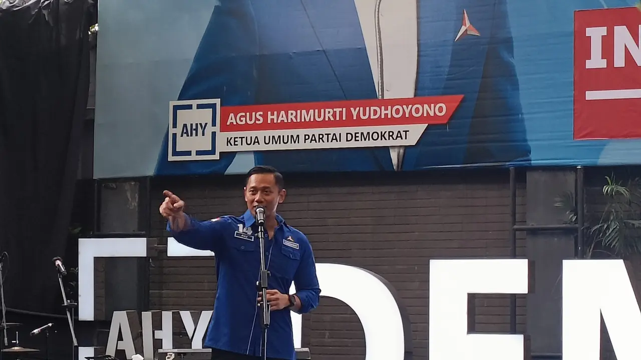 Ketua Umum Partai Demokrat Agus Harimurti Yudhoyono (AHY) saat pidato di kantor DPP Partai Demokrat, Jakarta, Jumat (8/3/2024). (Merdeka.com/Alma Fikhasari)