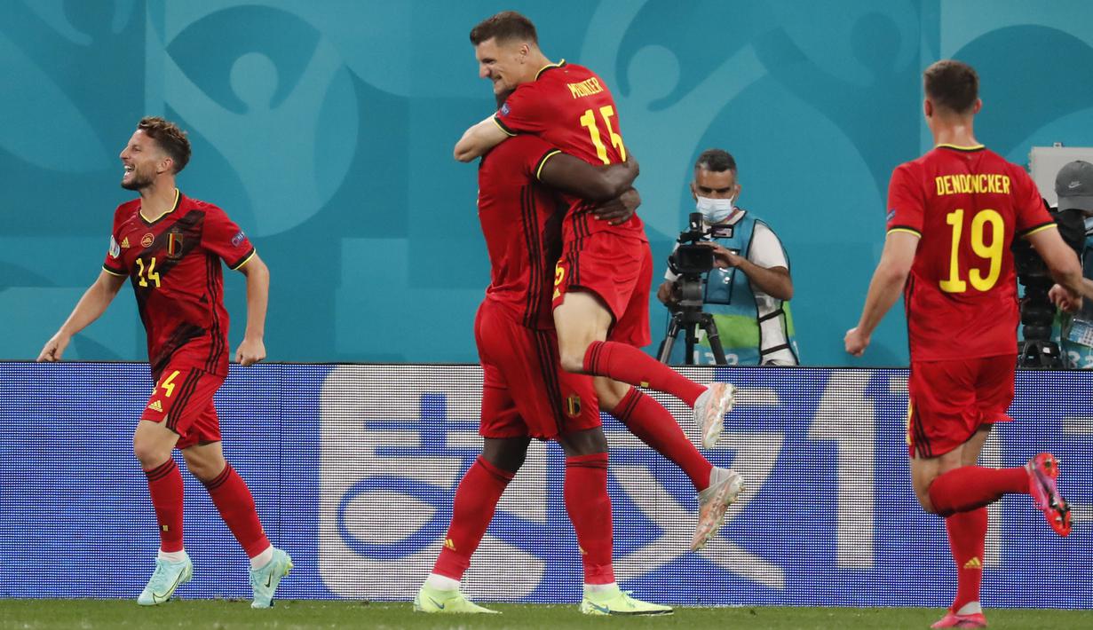 Masuknya Thomas Meunier (tengah), malah berhasil menggandakan keunggulan Belgia di menit ke-34. Meunier sukses menyelesaikan bola rebound hasil umpan potong Thorgan Hazard yang di halau oleh Shunin. Keunggulan Belgia bertahan hingga babak pertama pertandingan usai. (Foto: AP/Pool/Anatoly Maltsev)