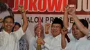 Dalam acara deklarasi Gerakan Nasional Relawan Matahari Indonesia, Jusuf Kalla dihadiahi sapu lidi oleh para pendukungnya. Jakarta, Sabtu (31/5/2014) (Liputan6.com/Andrian M Tunay)