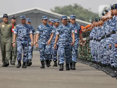 Panglima Komando Operasi Udara Nasional (Pangkoopsudnas) Marsekal Madya Tedi Rizalihadi (kedua kanan) menginspeksi pasukan pengamanan VVIP pelantikan presiden dan wakil presiden terpilih di Pangkalan Udara Halim Perdanakusuma, Jakarta, Kamis (17/10/2024). (Liputan6.com/Herman Zakharia)