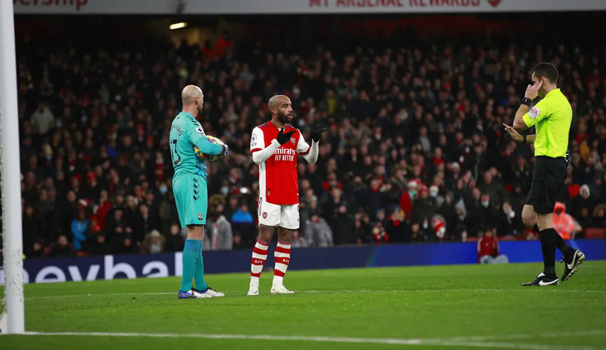 Pemain Arsenal Alexandre Lacazette (tengah) berinteraksi dengan wasit setelah gol dianulir saat melawan Southampton pada pertandingan sepak bola Liga Inggris di Emirates Stadium, London, Inggris, 11 Desember 2021. Arsenal menang 3-0. (AP Photo/Ian Walton)