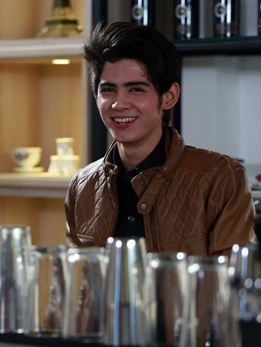Aliando Syarief berperan sebagai barista dalam video klip terbaru The Freaks yang berjudul 'Bahagia Dengan Cinta'. (Deki Prayoga/Bintang.com)