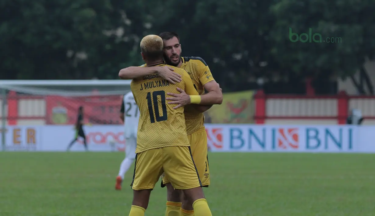 Pemain Bhayangkara FC, Jajang Mulyana dan Vladimir Vujovic saat merayakan gol ke gawang PS Tira pada lanjutan Liga 1 2018 di Stadion PTIK, Jakarta, Jumat (4/5/2018). Bhayangkara menang 4-2.  (Bola.com/Nick Hanoatubun)