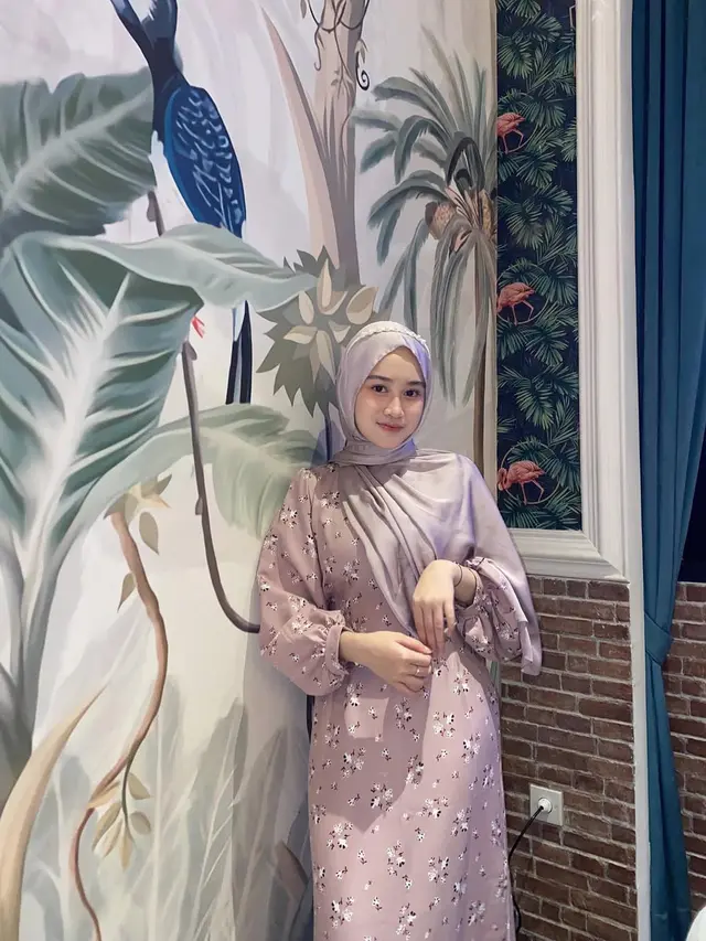 Inspirasi Model Gamis ala Khansa Mariska Istri Gus Azmi, Tampil Syar'i tapi Tetap Kekinian