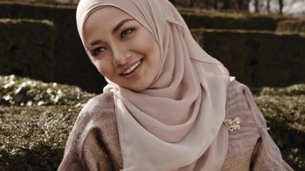 Neelofa model Malaysia yang Mirip dengan Gigi Hadid