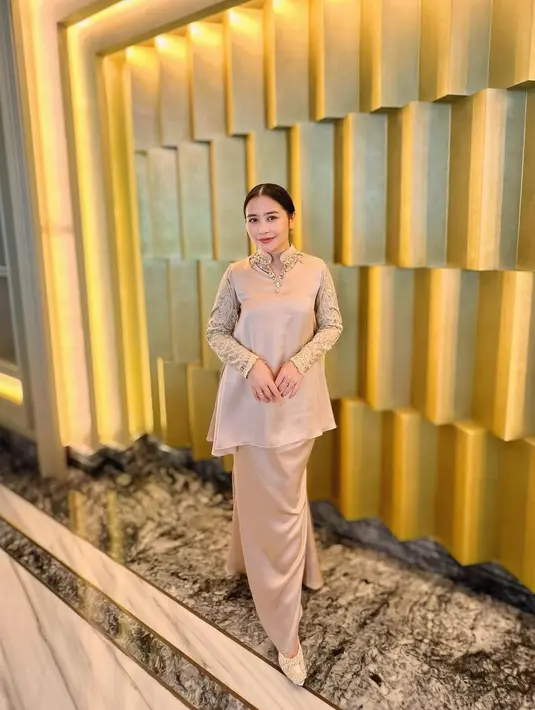 Prilly Latuconsina pun tampil dengan busana semi baju kurung. Ia mengenakan atasan lengan panjang lace dan rok panjang warna nude [@prillylatuconsina96]