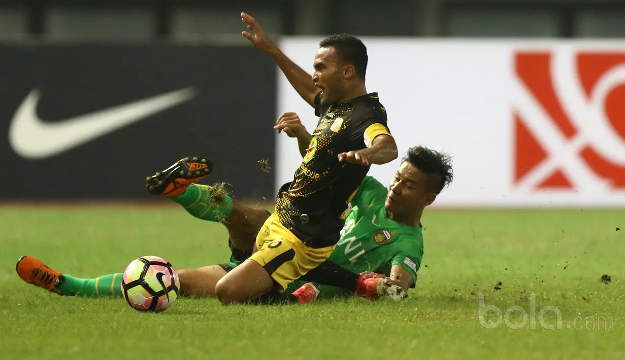 Pemain Barito Putra, Rizky Pora (kiri) berebut bola dengan pemain Bhayangkara FC, Indra Kahfi (kanan) pada Liga 1 2017 di Stadion Patriot, Bekasi, Selasa (4/7/2017). Barito menang 1-0. (Bola.com/Nicklas Hanoatubun)