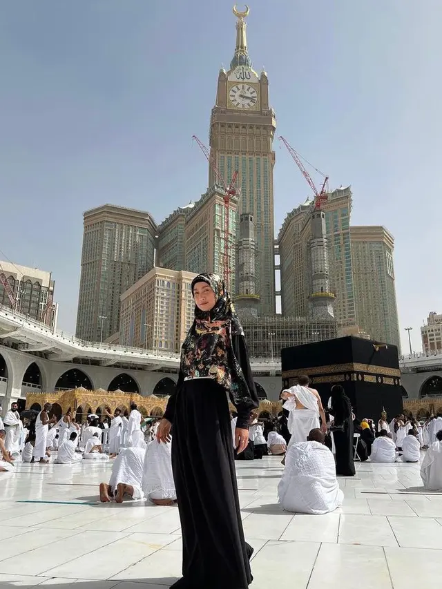 10 Gaya Hijab Desy Ratnasari yang Buatnya Tampak Awet Muda di Usia 48 Tahun