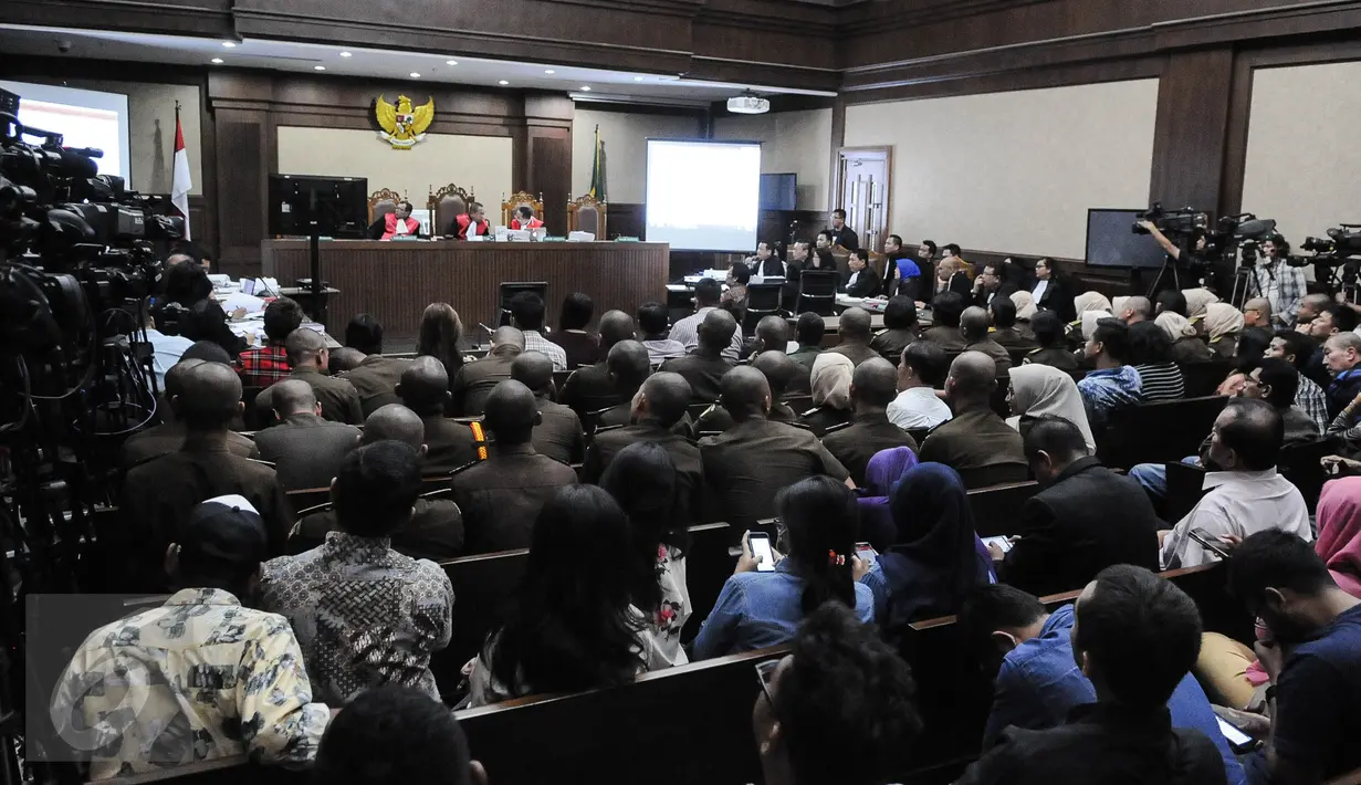Puluhan calon jaksa memadati ruang sidang lanjutan terdakwa Jessica Wongso di PN Jakarta Pusat, Rabu (14/9). Sidang ke-20 itu menghadirkan ahli toksikologi kimia dari UI Budiawan ‎sebagai saksi ahli meringankan bagi Jessica. (Liputan6.com/Faizal Fanani)