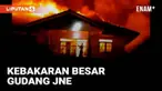 Musibah kebakaran melanda sebuah gudang JNE di daerah Depok Jawa Barat. Senin (12/9) pagi api masih berkobar meski puluhan kendaraan damkar sudah dikerahkan.