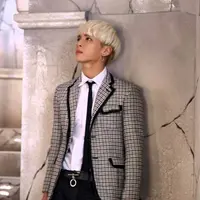 "Aku ingat seluruh proses menulis lagu Lonely, kamu bilang saat menulis lagu itu, kamu teringat aku. Kita serupa, kita tahu perasaan itu," ungkapnya. (foto: koreaboo.com)