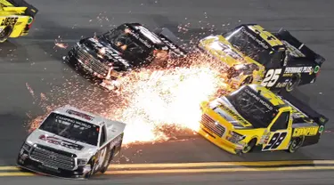 Percikan api terlihat saat terjadi serempetan di arena perlombaan balap Nascar Truck Series di Daytona International Speedway di Daytona Beach (16/2). (AP Photo/Darryl Graham)