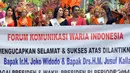 Para waria berjalan sambil membentangkan spaduk yang bertuliskan selamat atas dilantiknya Joko Widodo dan Jusuf Kalla sebagai Presiden dan Wakil Presiden, Jakarta, Minggu (2/11/2014). (Liputan6.com/Miftahul Hayat)