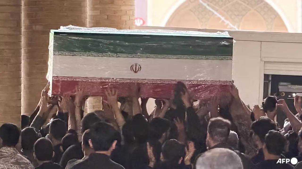 Para pelayat membawa peti jenazah Pemimpin Tertinggi Iran Ali Khamenei di Grand Mosalla di Teheran pada 3 Juli 2026. (Dok. AFP/Atta Kenare)
