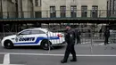 Petugas polisi New York mendirikan barikade di luar kantor Kejaksaan Distrik Manhattan di New York City, Senin (3/4/2023).  (Photo by Leonardo Munoz / AFP)