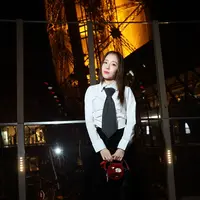Ada pula former 2NE1, Sandara Park yang duduk di barisan depan. (Dok/Christian Louboutin).