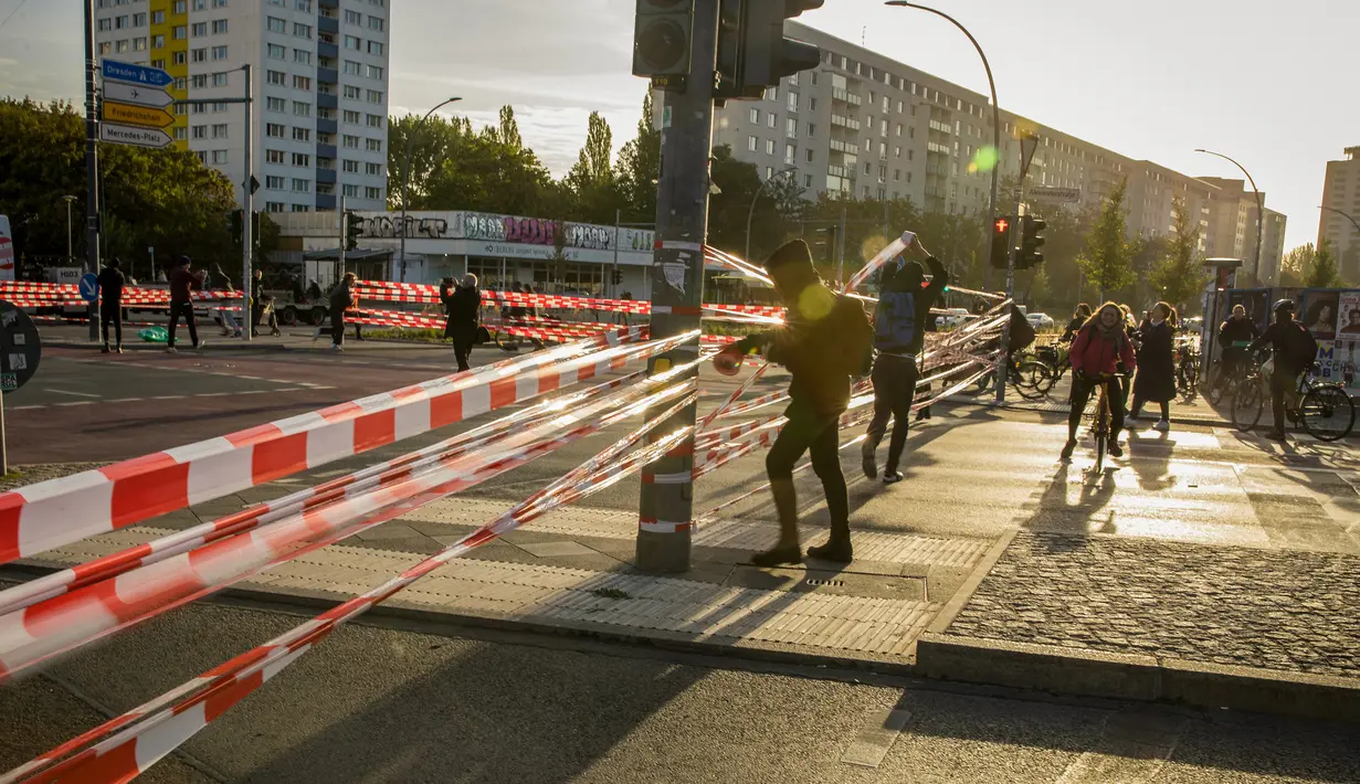 Aktivis iklim memblokir Jembatan Jannowitz di Berlin, Jerman, Jumat (20/9/2019). Aktivis memblokir Jembatan Jannowitz menggunakan ratusan tali plastik. (AXEL SCHMIDT/AFP)