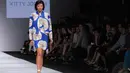 Selain garis-garis lurus, Kitty Joseph juga menggunakan garis-garis lengkung membentuk bunga pada karya-karyanya di pagelaran Jakarta Fashion Week 2015, Senin (3/11/2014). (Liputan6.com/Faisal R Syam)