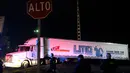 Sebuah kontainer truk trailer berisi lebih dari 100 mayat tak teridentifikasi dipindahkan dari Guadalajara menuju Jalisco di Meksiko, Senin (17/9). Pemerintah setempat tengah mencari solusi jangka panjang untuk menyimpan mayat-mayat itu. (AFP/Ulises Ruiz)